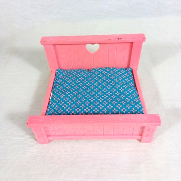 Battat Furniture pink heart tiny  toy plastic bed - Picture 1 of 16